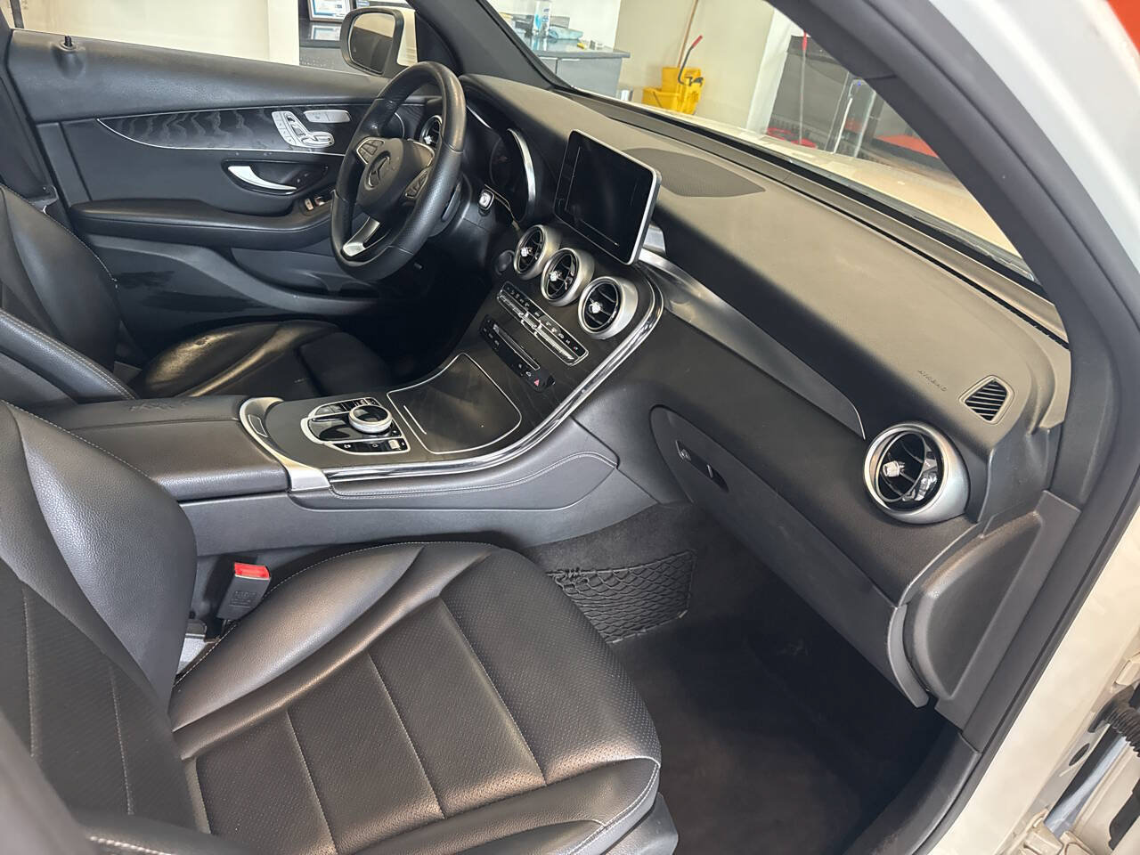 Used 2018 Mercedes-Benz GLC 300 4MATIC w/ Premium Package image 21