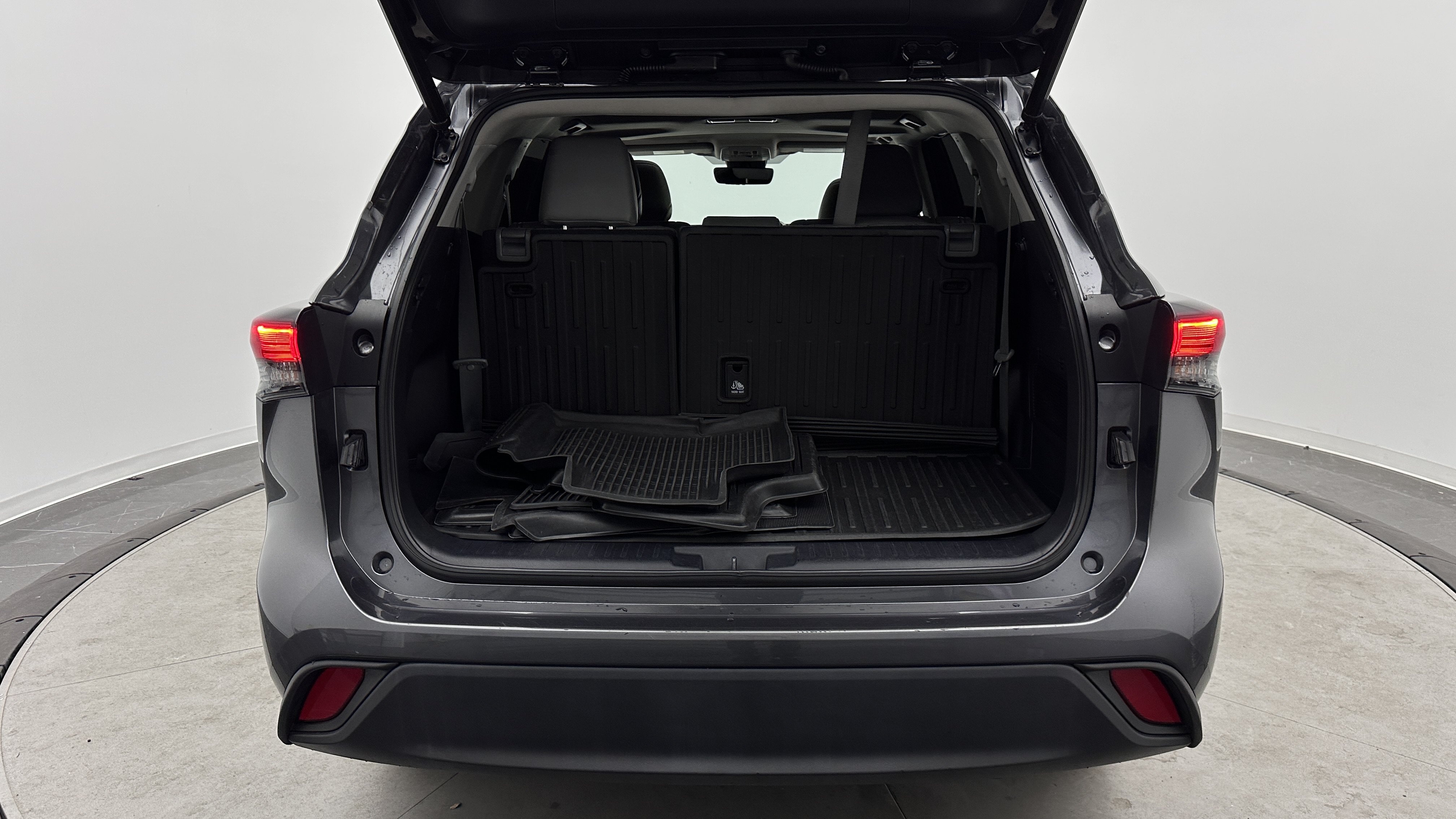 Used 2022 Toyota Highlander XLE AWD/4WD image 31