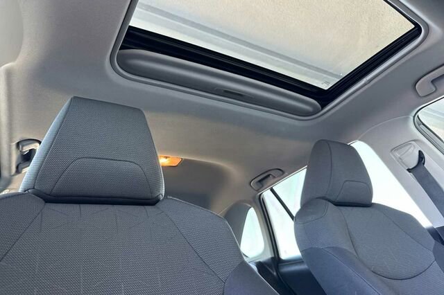 Used 2020 Toyota RAV4 XLE w/ Convenience Package AWD/4WD image 17