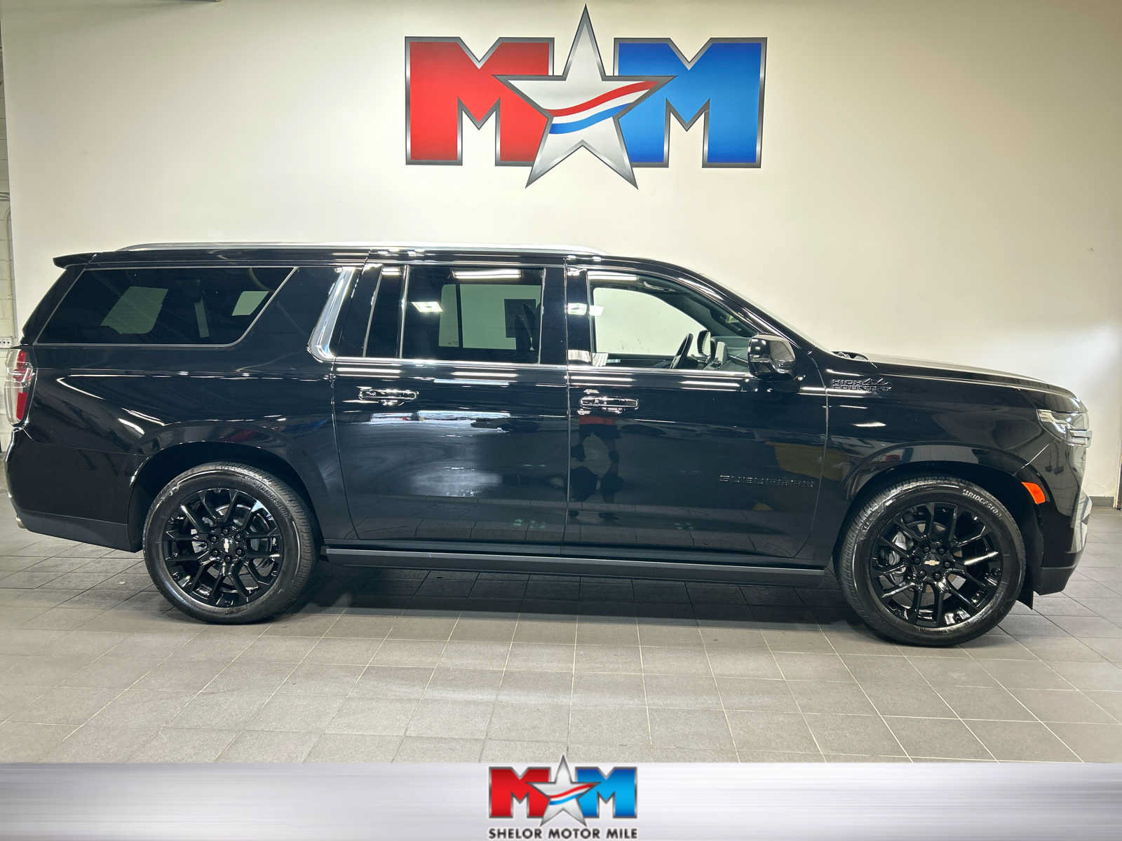 Used 2024 Chevrolet Suburban High Country AWD/4WD image 1