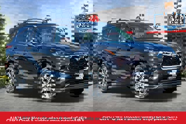 Used 2022 Toyota Highlander XLE AWD/4WD image 2