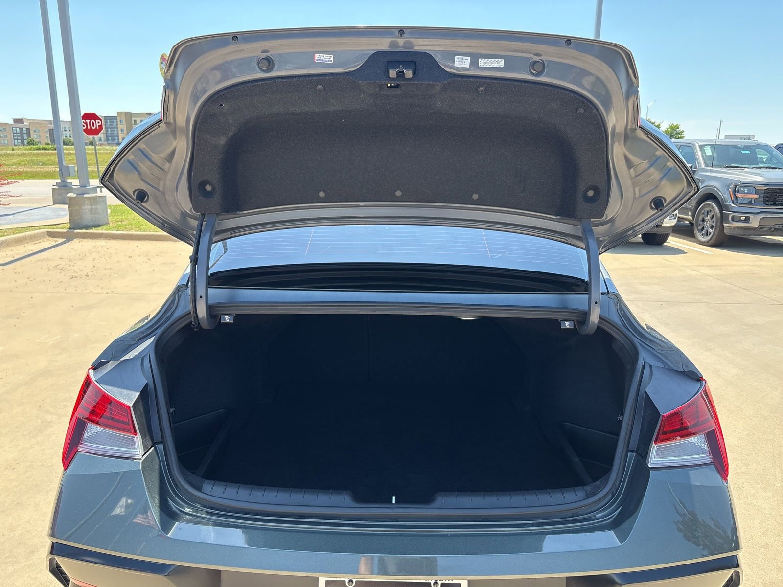Used 2024 Hyundai Elantra Limited FWD image 5