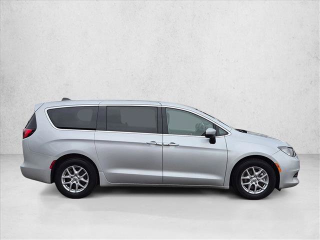 Used 2022 Chrysler Voyager LX FWD image 4