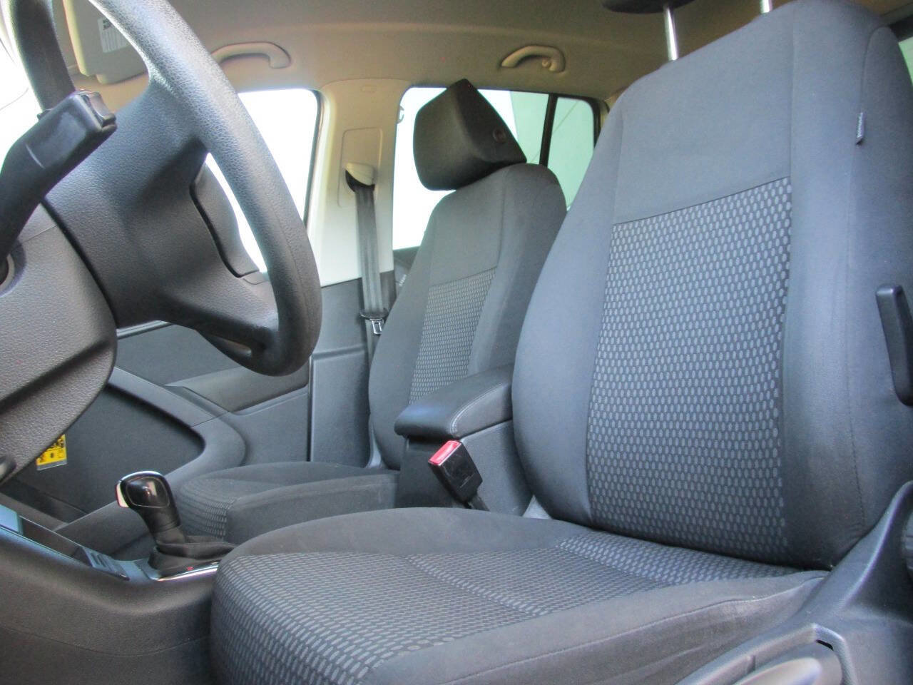 Used 2011 Volkswagen Tiguan S image 10