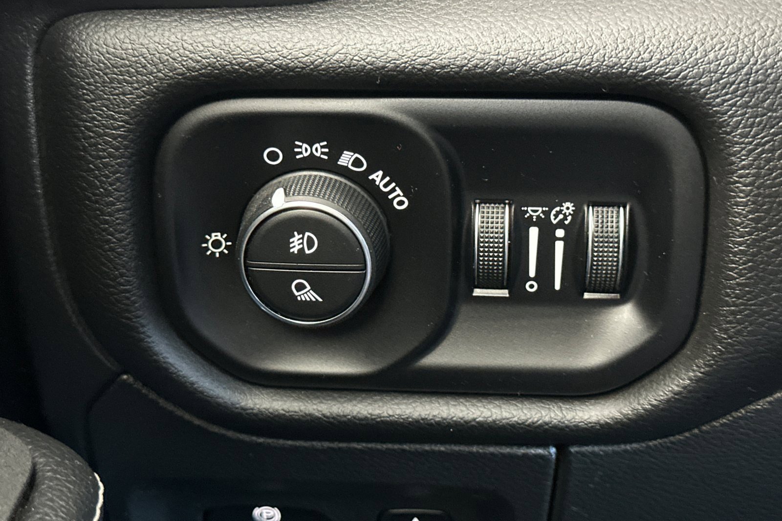 Used 2025 RAM 1500 Laramie image 42