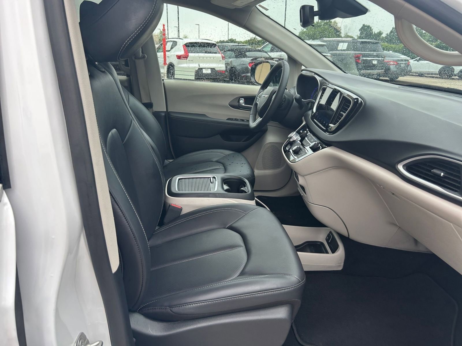 Used 2024 Chrysler Pacifica Touring-L image 38