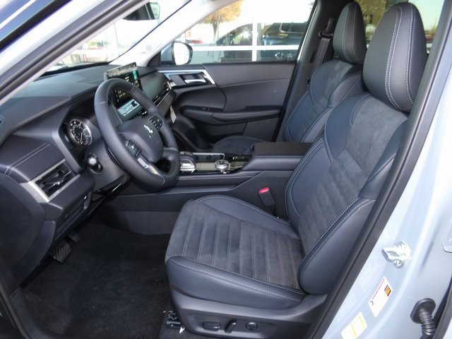 New 2025 Mitsubishi Outlander SE image 15