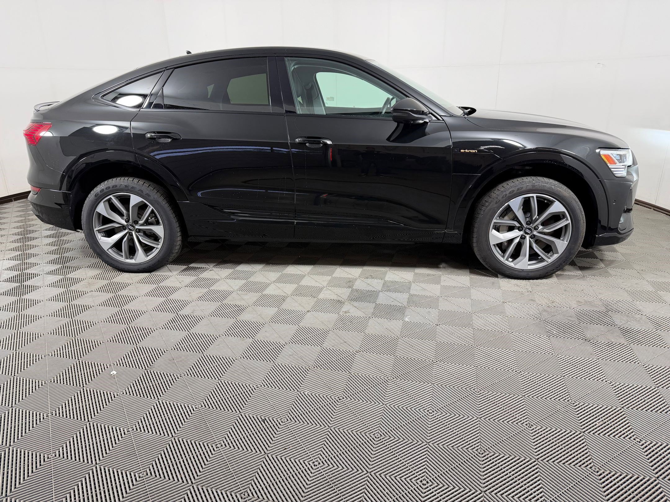 Certified 2021 Audi e-tron Premium Plus w/ Premium Plus Package AWD/4WD image 8