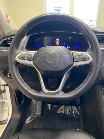 Used 2023 Volkswagen Tiguan SE w/ Panoramic Sunroof Package FWD image 31