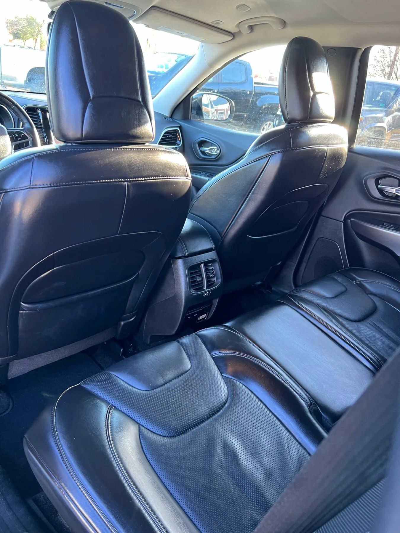 Used 2019 Jeep Cherokee Limited image 18