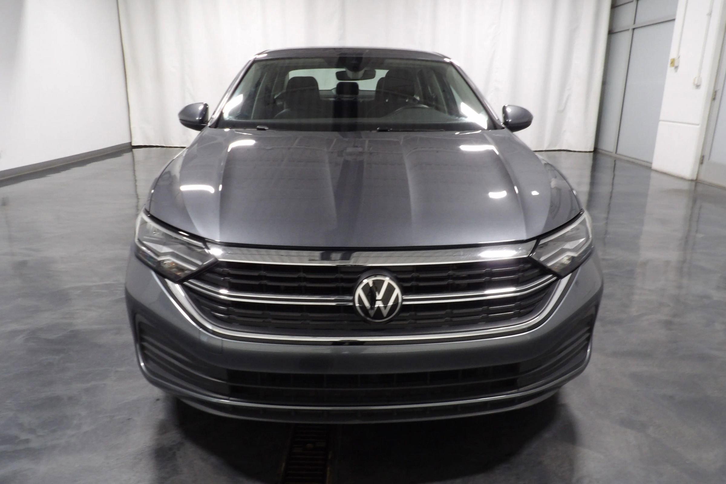 Used 2024 Volkswagen Jetta SE FWD image 3