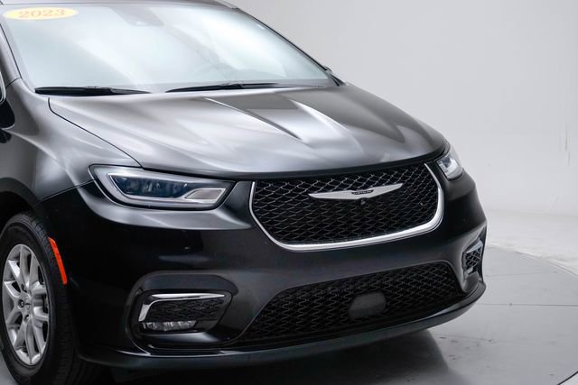 Used 2023 Chrysler Pacifica Touring-L image 10