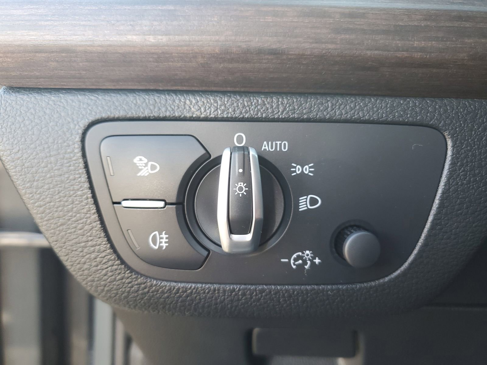 Used 2023 Audi Q5 e Premium w/ Convenience Package image 24