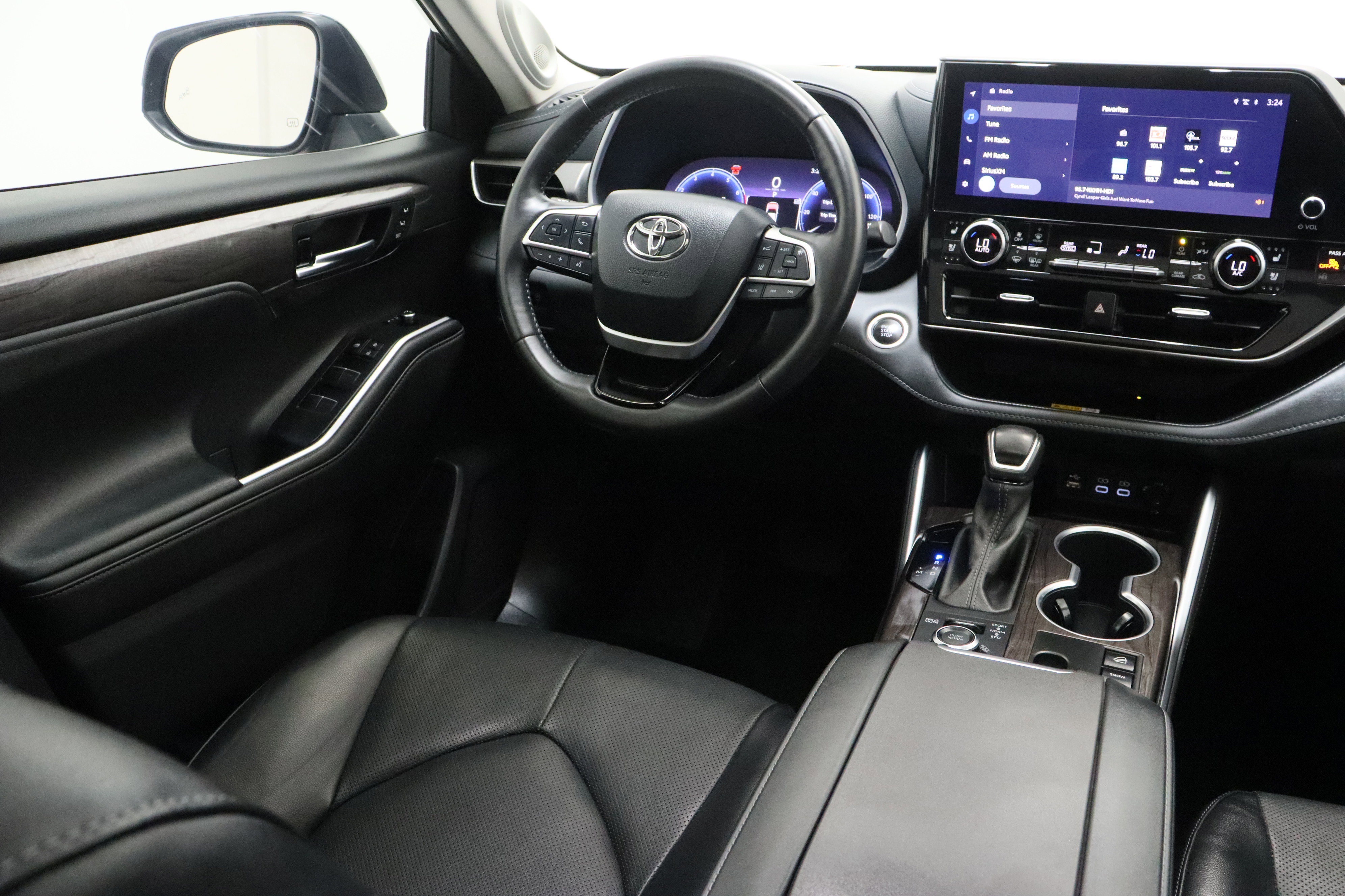 Used 2024 Toyota Highlander Limited AWD/4WD image 32