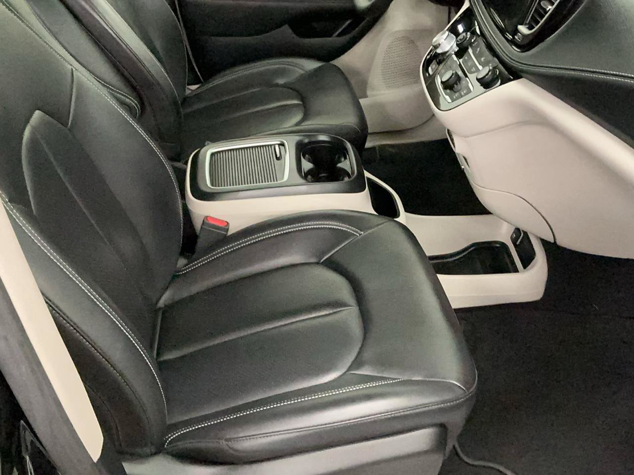 Used 2023 Chrysler Pacifica Touring-L w/ Uconnect Theater Family Group AWD/4WD image 13