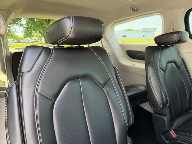 Used 2023 Chrysler Pacifica Touring-L FWD image 13