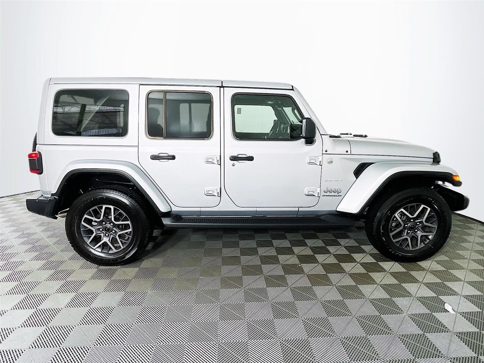 Used 2024 Jeep Wrangler Unlimited Sahara w/ Technology Group AWD/4WD image 11