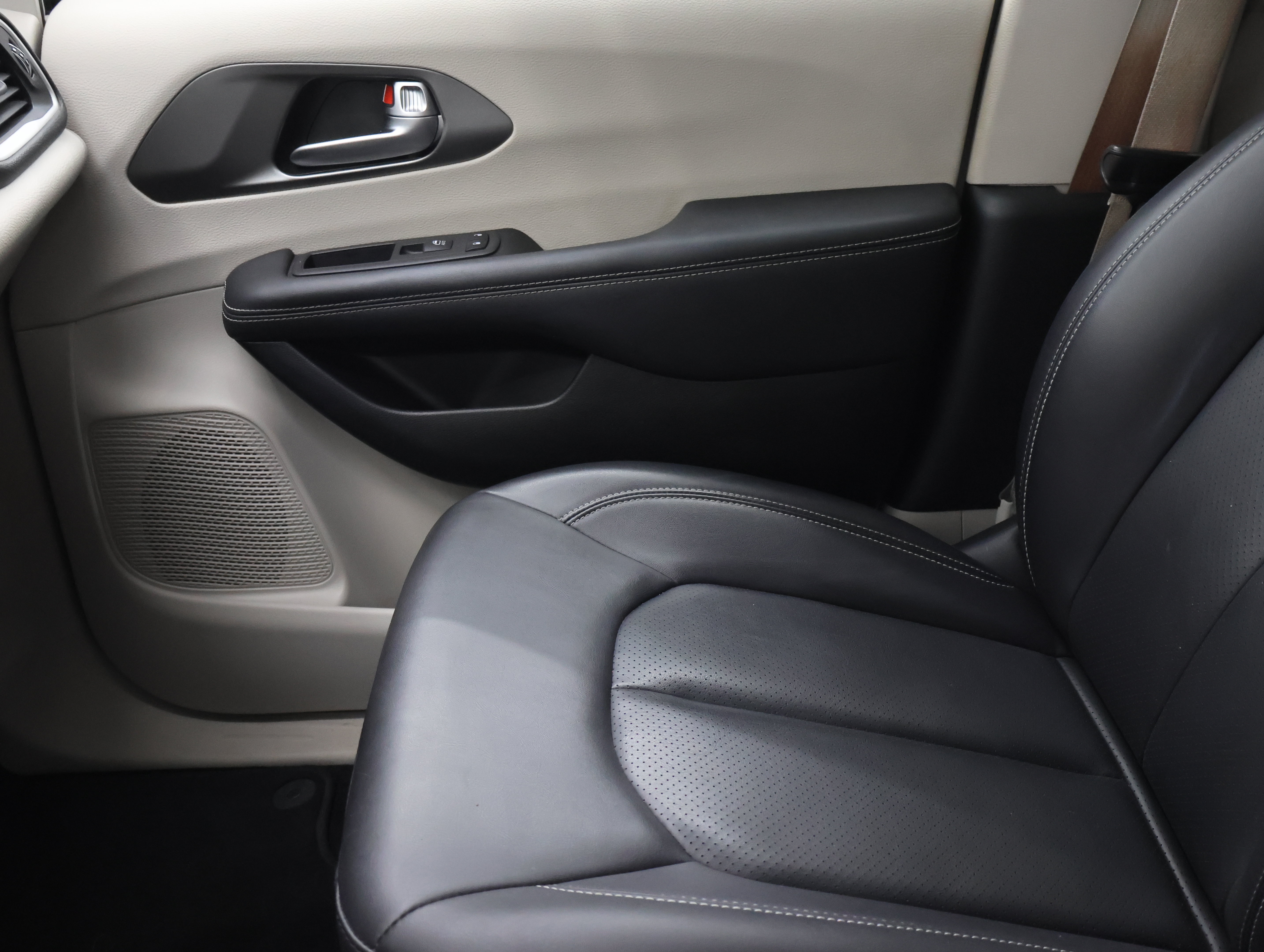 Used 2024 Chrysler Pacifica Touring-L FWD image 13