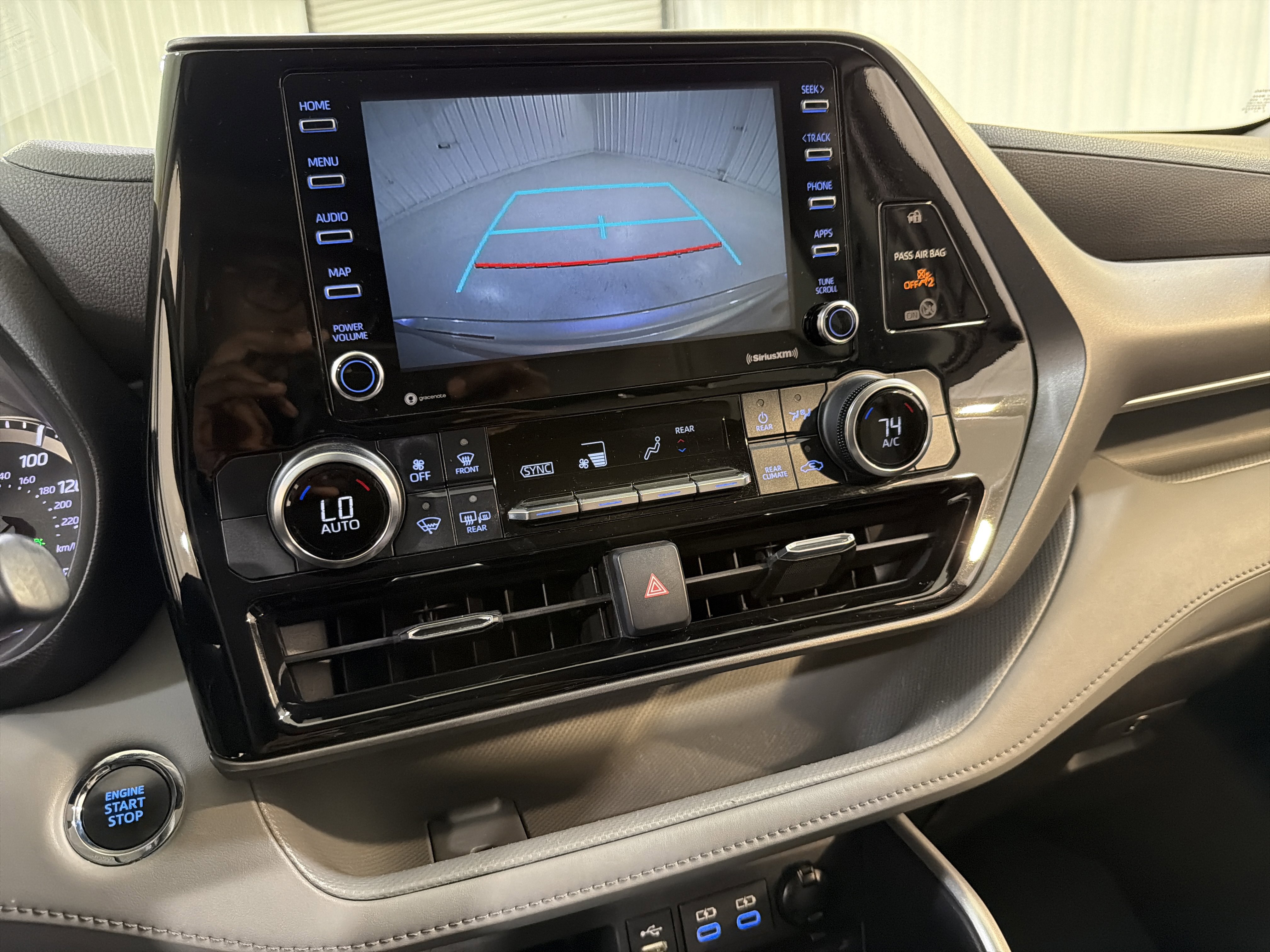 Used 2022 Toyota Highlander L FWD image 19