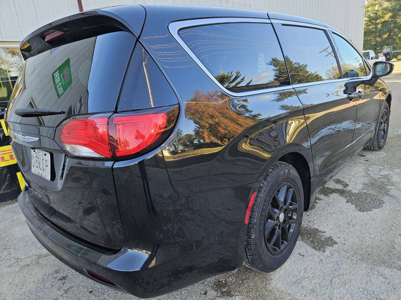 Used 2017 Chrysler Pacifica Touring FWD image 4