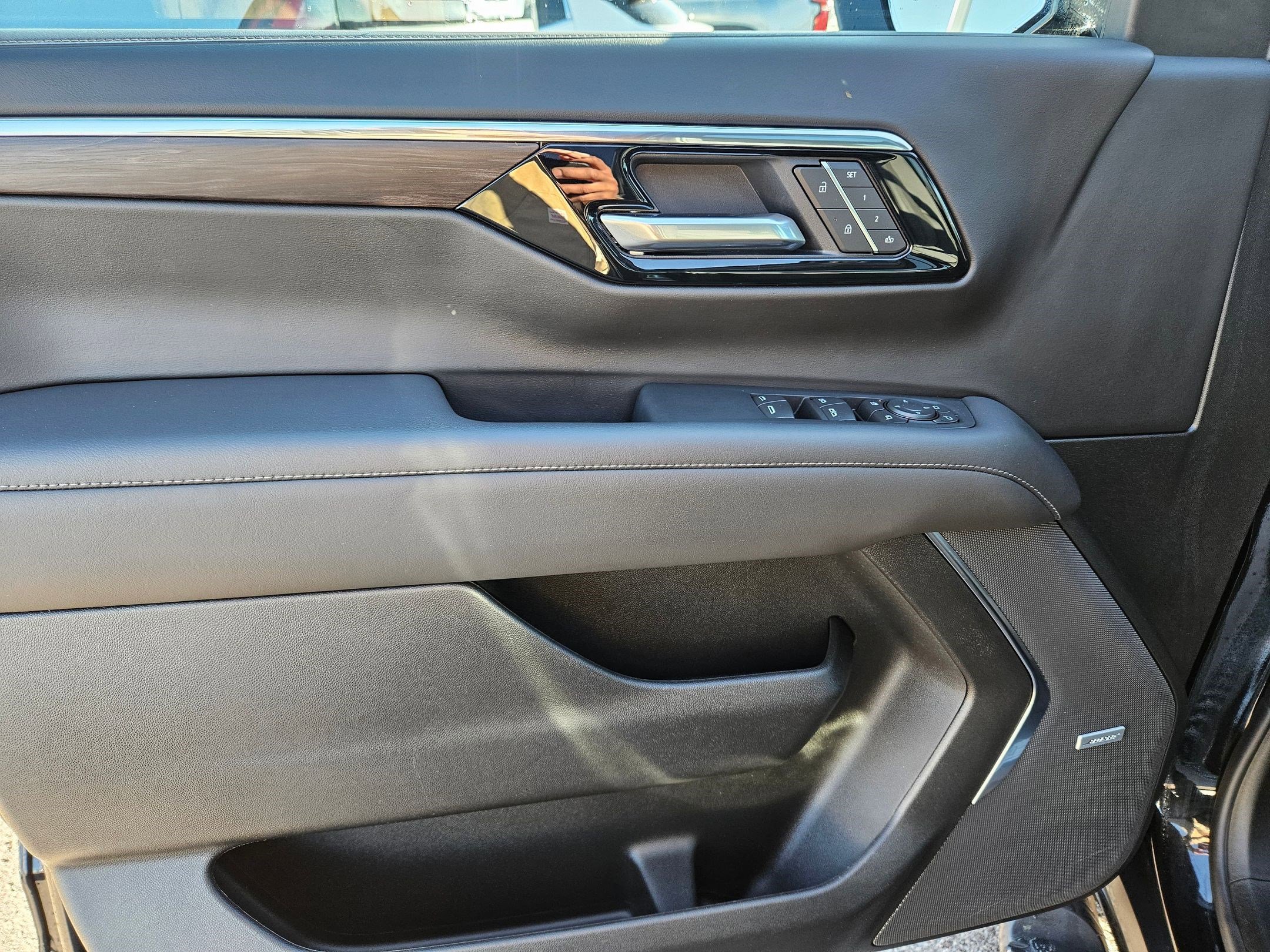 Used 2025 Chevrolet Suburban Z71 w/ Comfort Package image 13