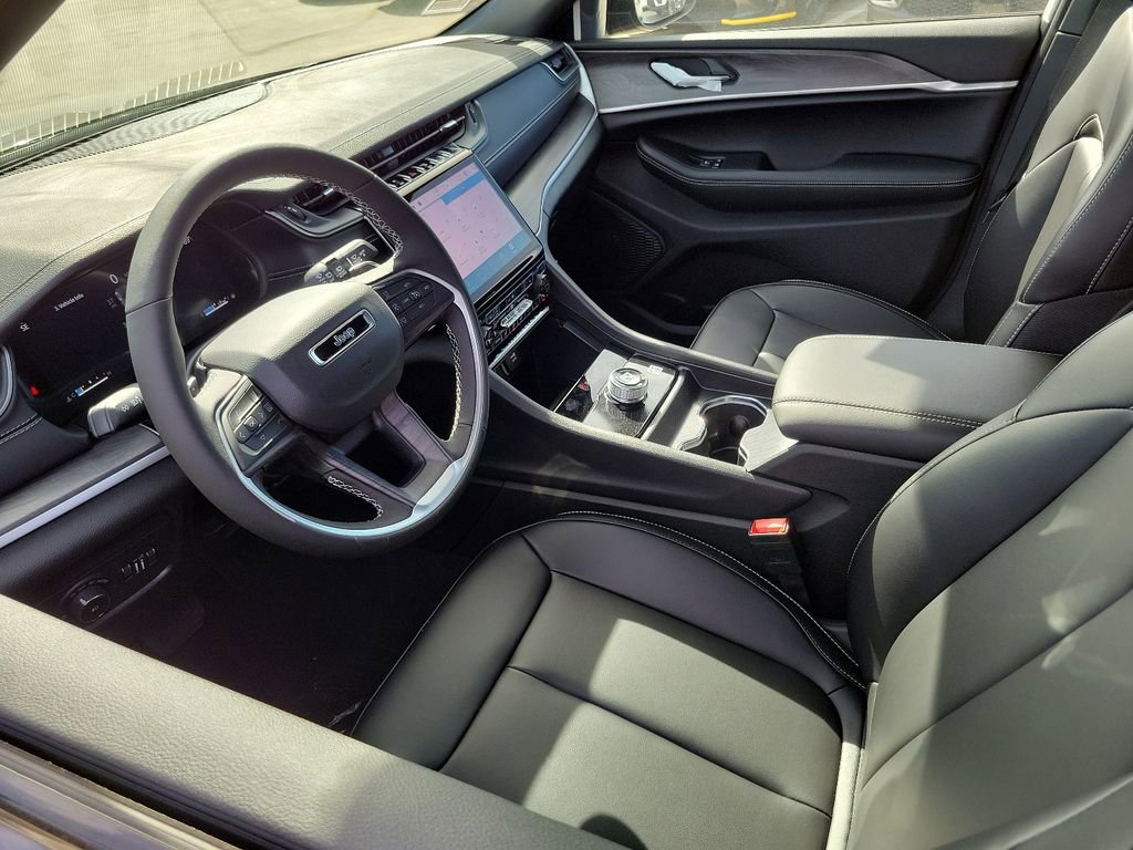 New 2025 Jeep Grand Cherokee Limited w/ Black Appearance Package image 2