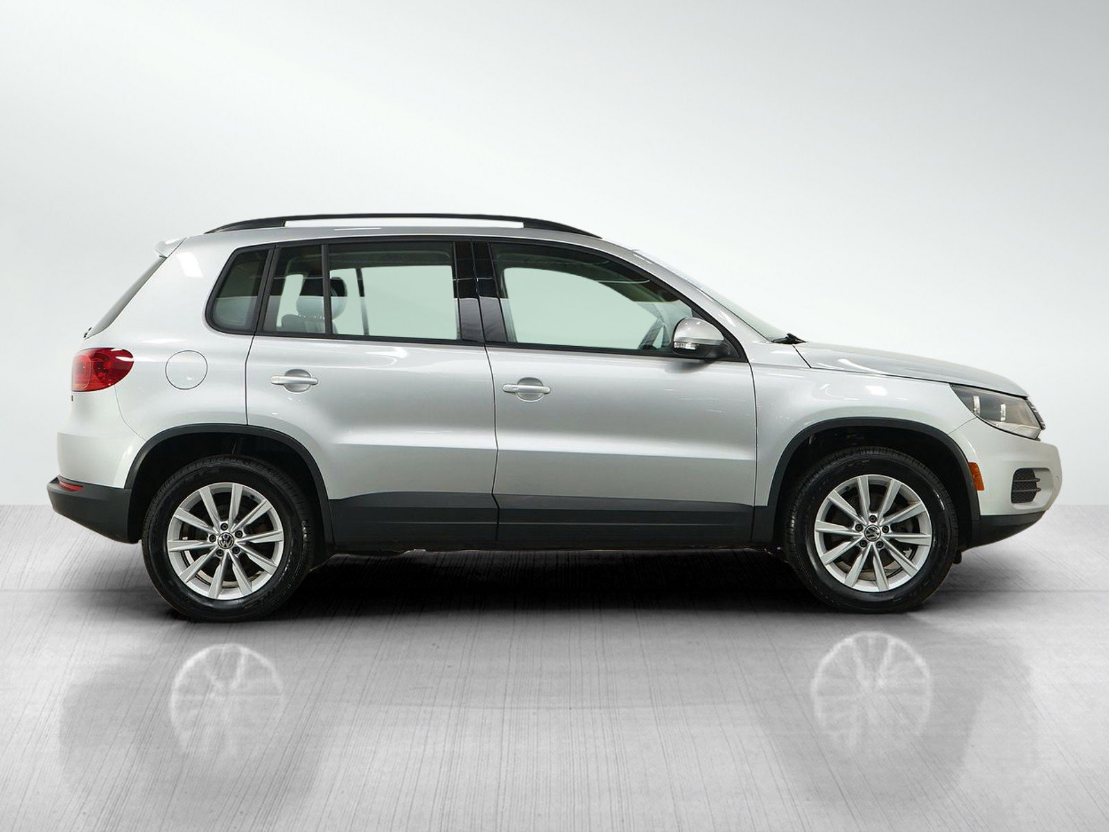 Used 2017 Volkswagen Tiguan S FWD image 6
