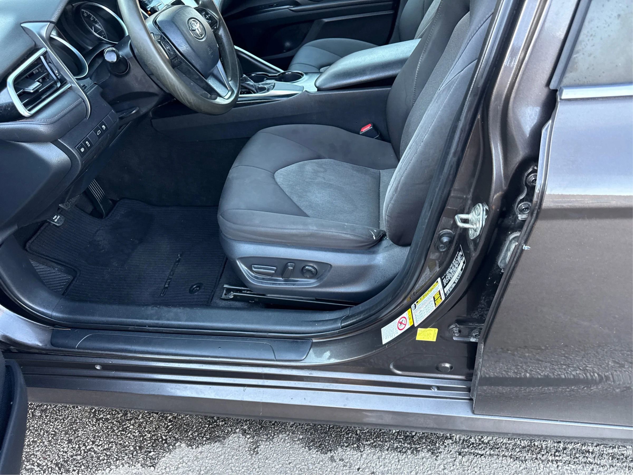 Used 2018 Toyota Camry LE image 10