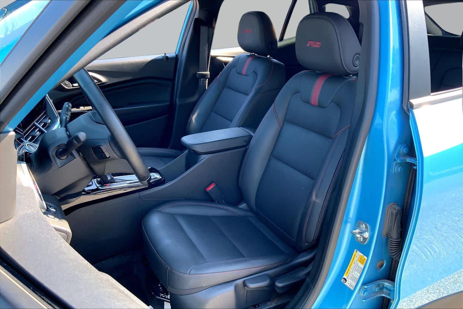 Used 2025 Chevrolet Trax RS FWD image 8
