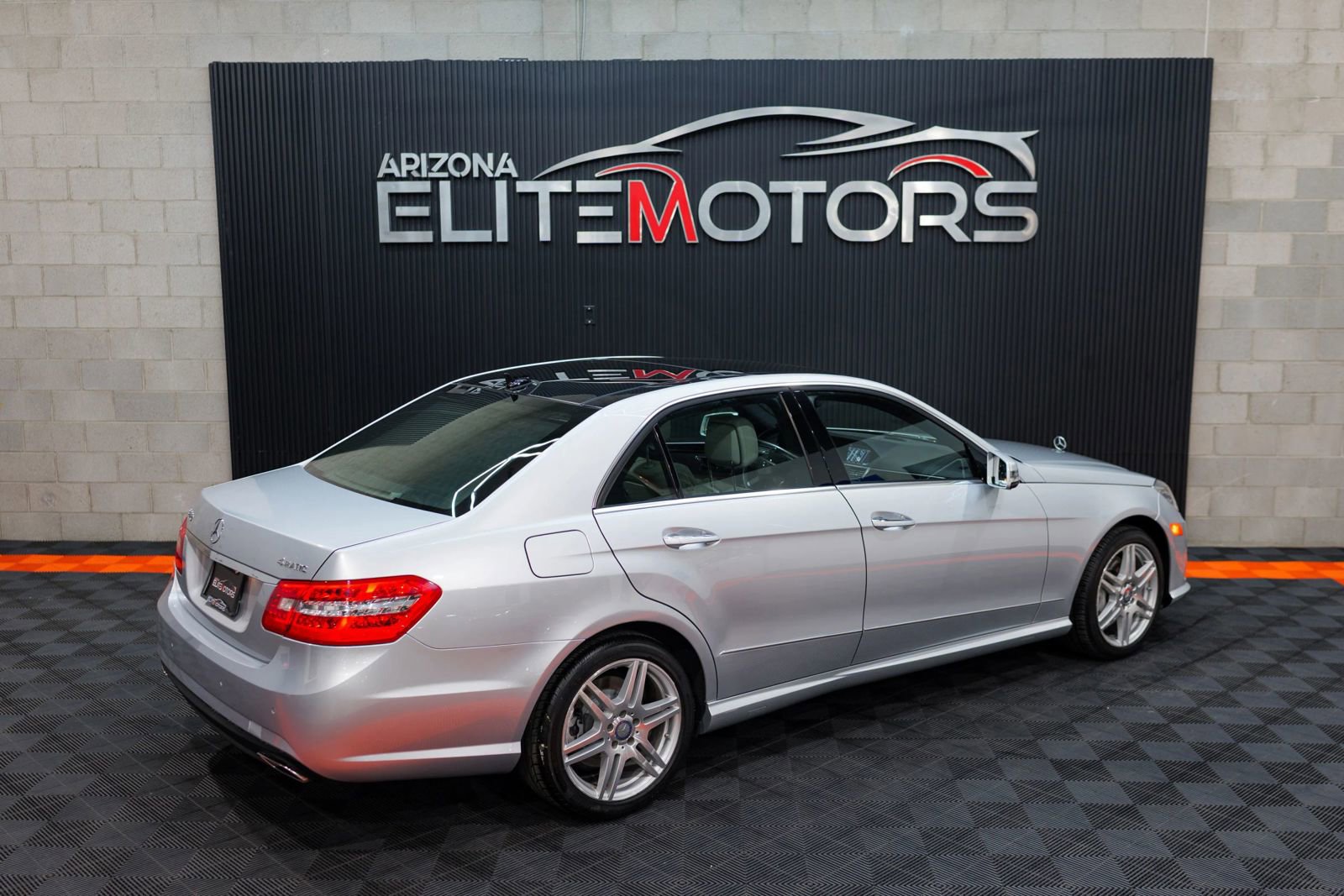 Used 2010 Mercedes-Benz E 550 4MATIC Sedan image 16