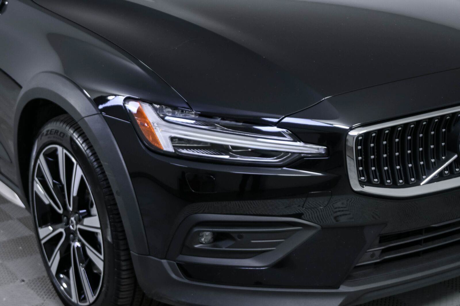 Certified 2025 Volvo V60 B5 Cross Country Ultra AWD/4WD image 35