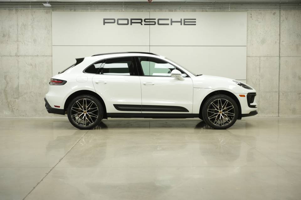 Certified 2026 Porsche Macan AWD/4WD image 8