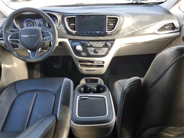 Used 2024 Chrysler Pacifica Touring-L image 19