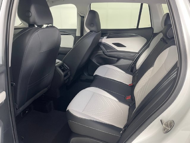 Used 2025 Volkswagen Tiguan SE FWD image 17