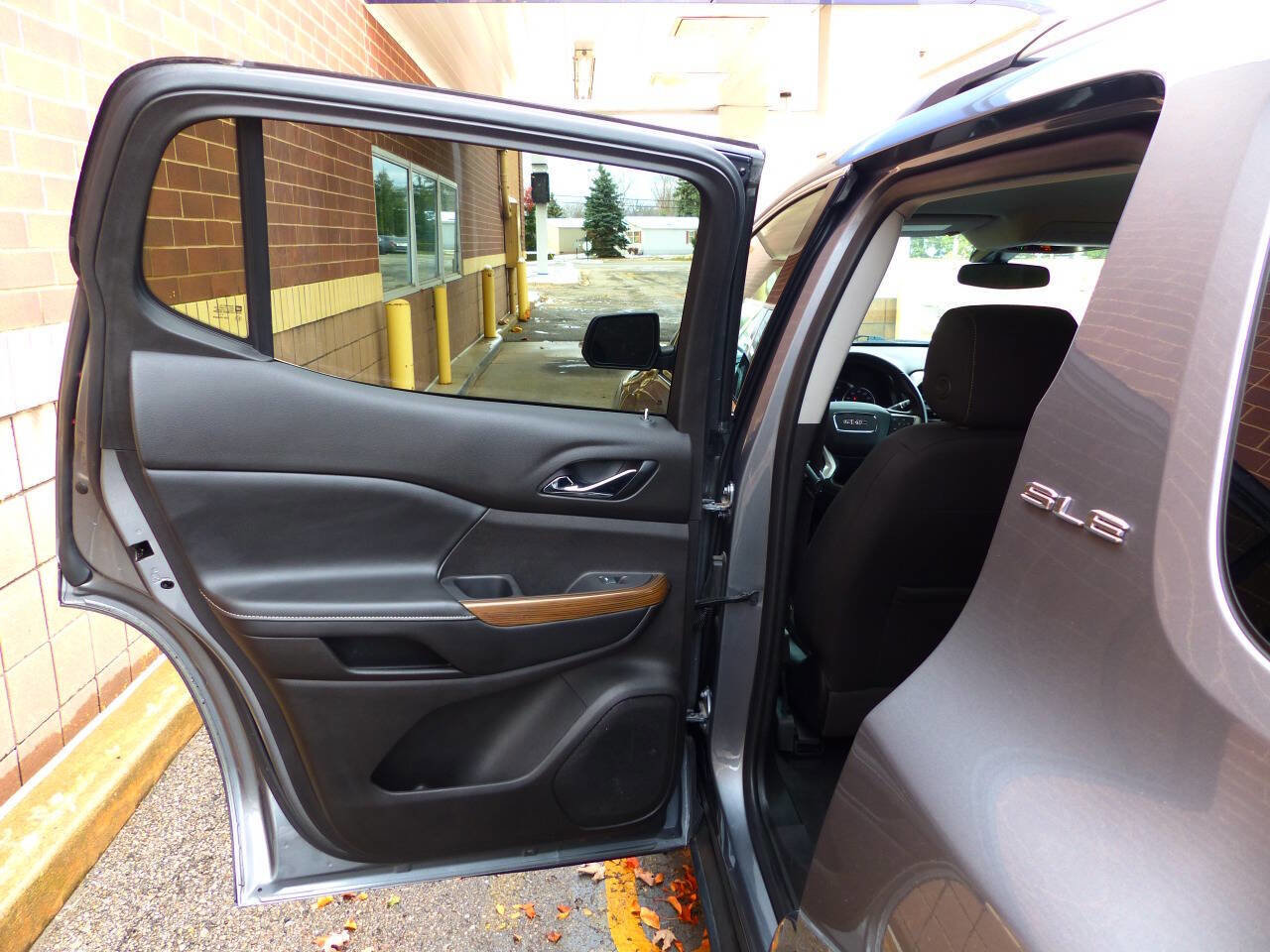 Used 2021 GMC Acadia SLE w/ Driver Convenience Package FWD image 33
