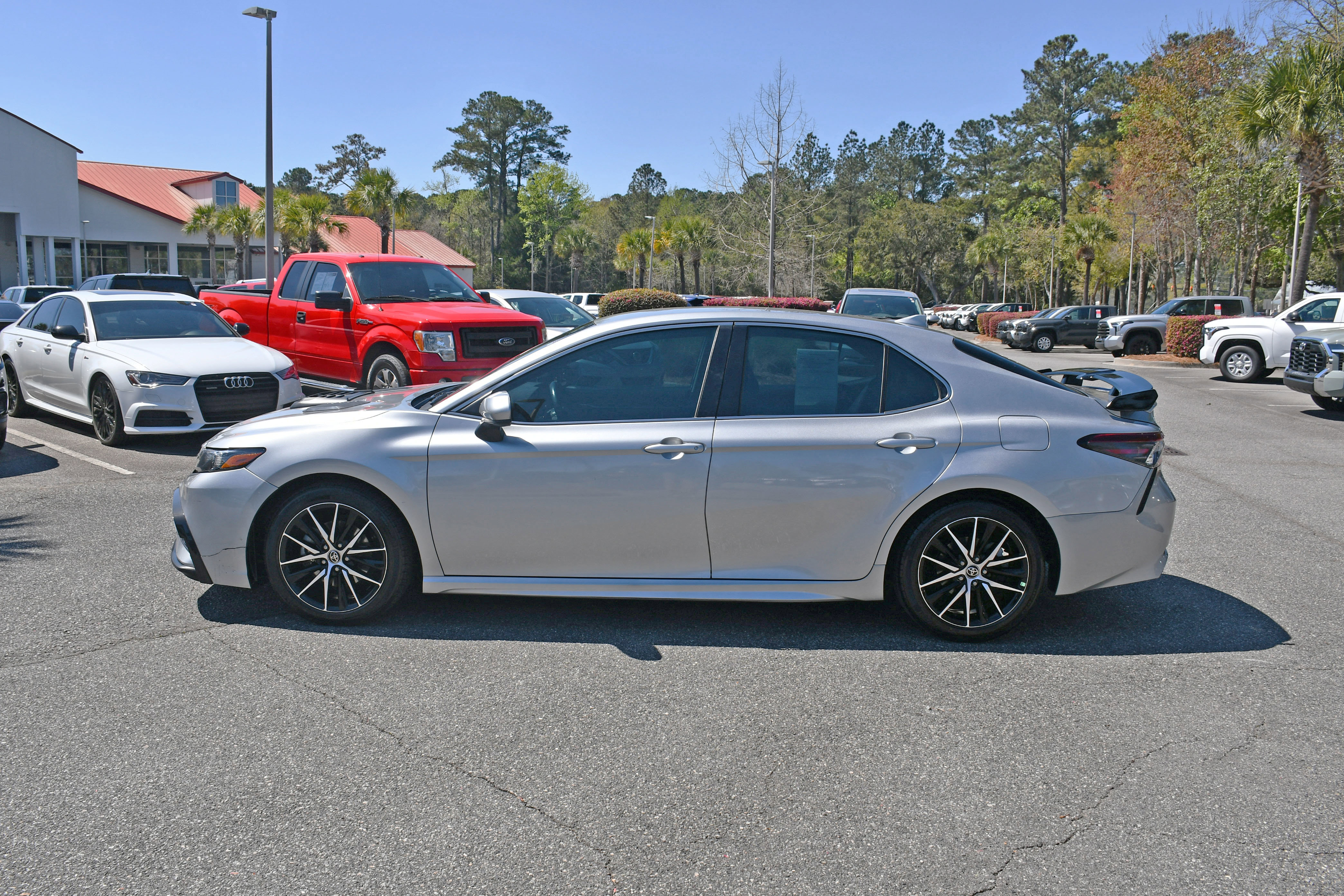 Used 2021 Toyota Camry SE image 2