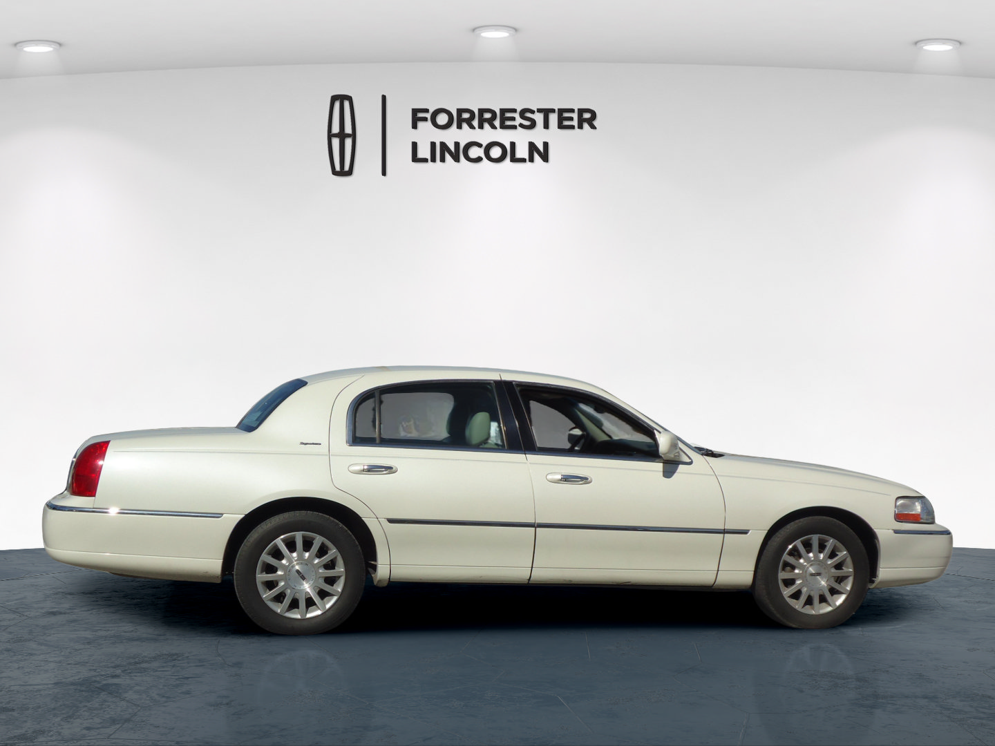 Used 2006 Lincoln Town Car Signature RWD image 2