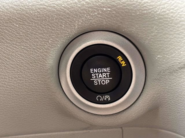 Used 2023 Chrysler Pacifica Touring-L FWD image 13