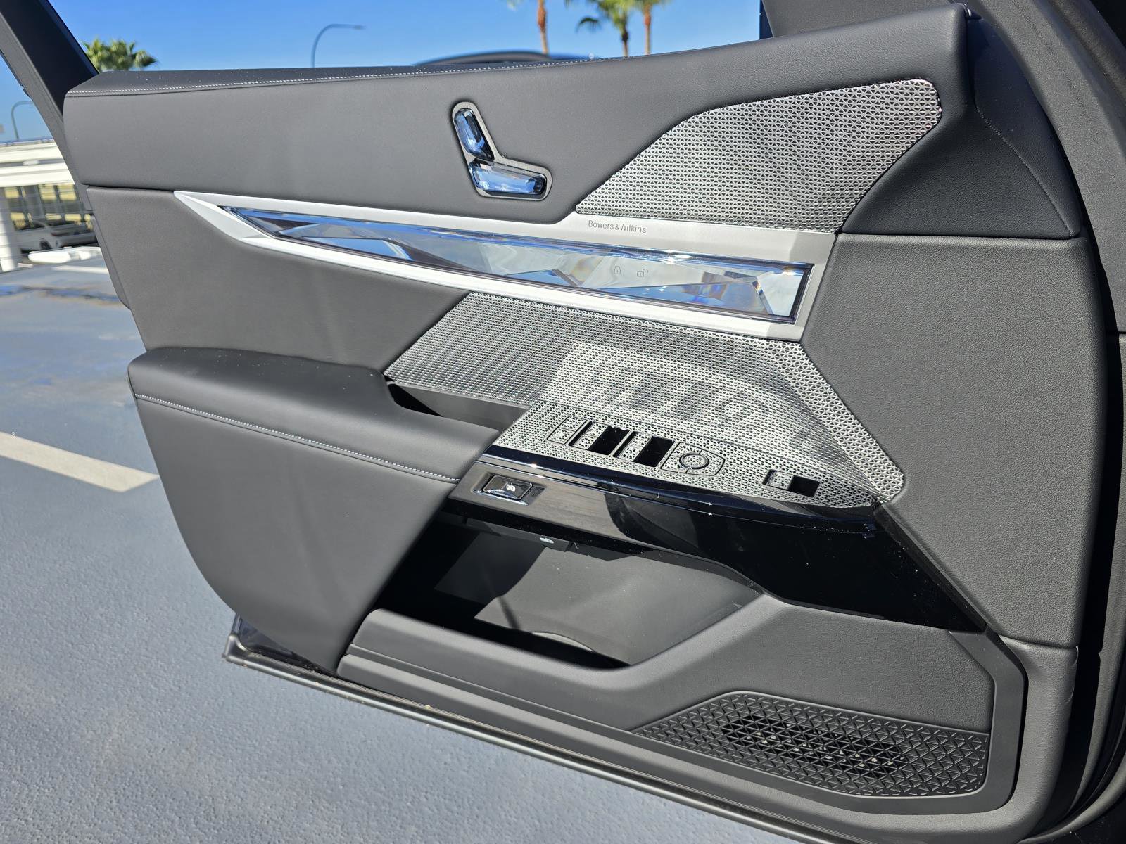 New 2025 BMW 750e xDrive w/ Premium Package image 14