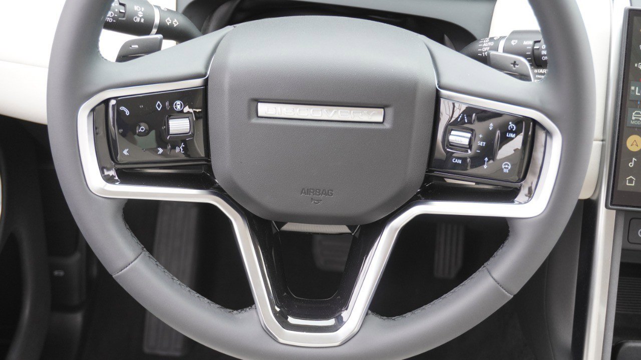 Used 2025 Land Rover Discovery Sport S image 27