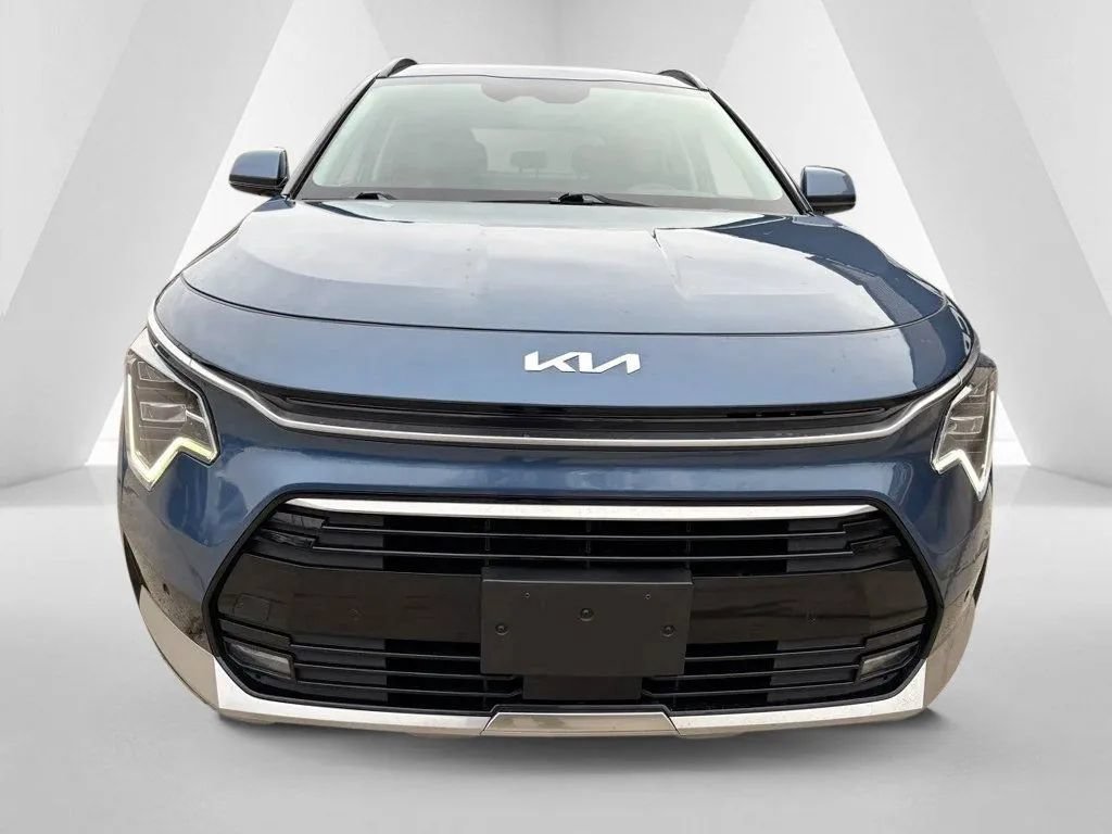 Used 2023 Kia Niro SX Touring FWD image 2