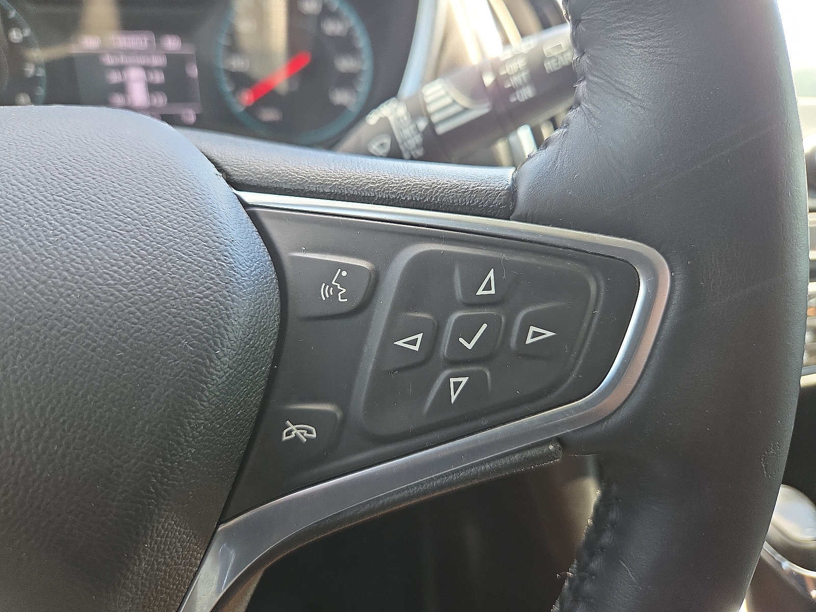 Used 2018 Chevrolet Equinox LT FWD image 18