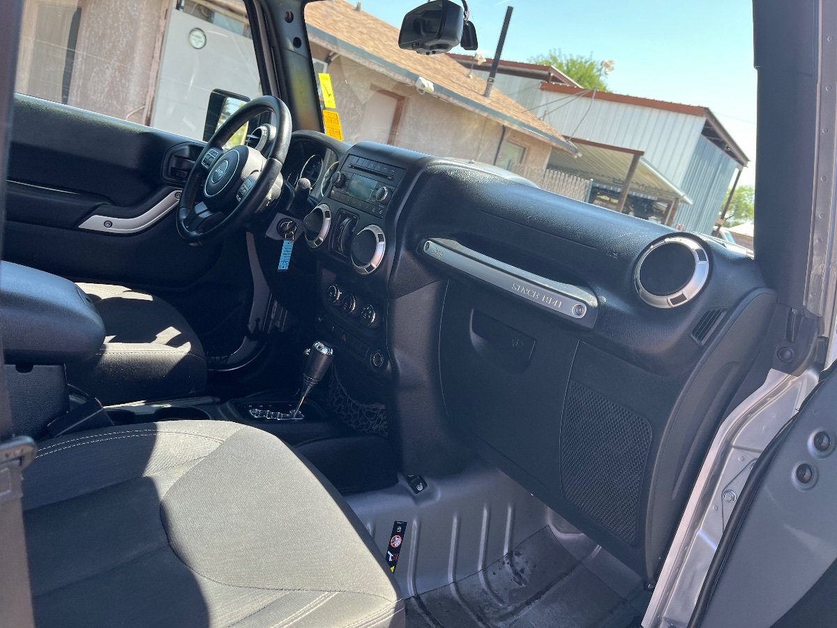 Used 2018 Jeep Wrangler Unlimited Sahara w/ Connectivity Group AWD/4WD image 32