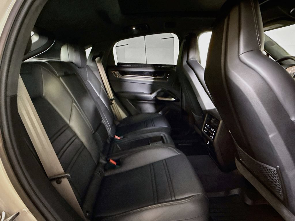 Certified 2025 Porsche Cayenne Turbo AWD/4WD image 19