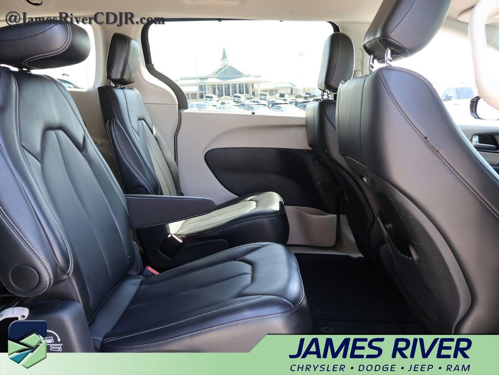 Used 2024 Chrysler Pacifica Touring-L FWD image 11