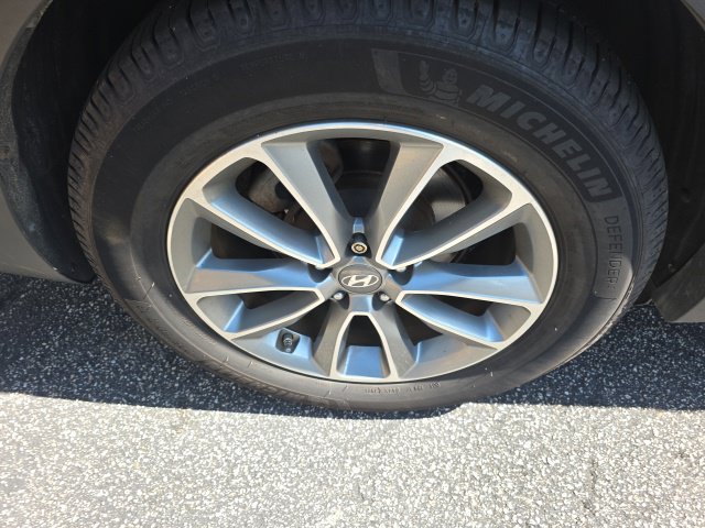 Used 2017 Hyundai Santa Fe SE FWD image 6