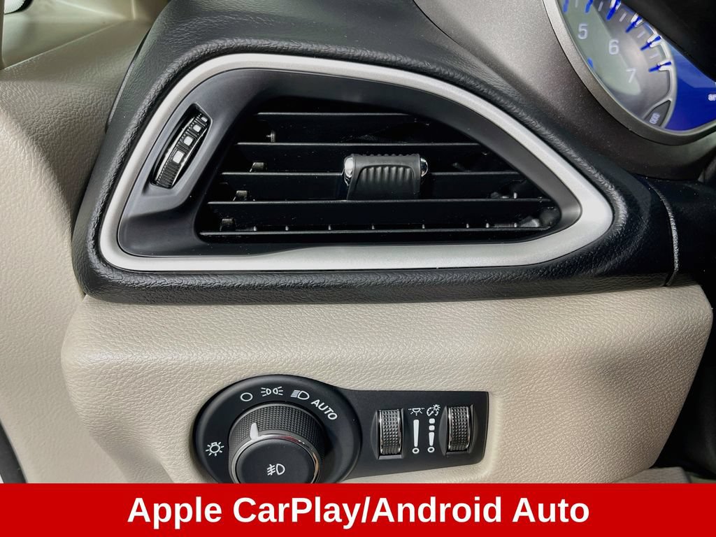Used 2024 Chrysler Pacifica Touring-L FWD image 12