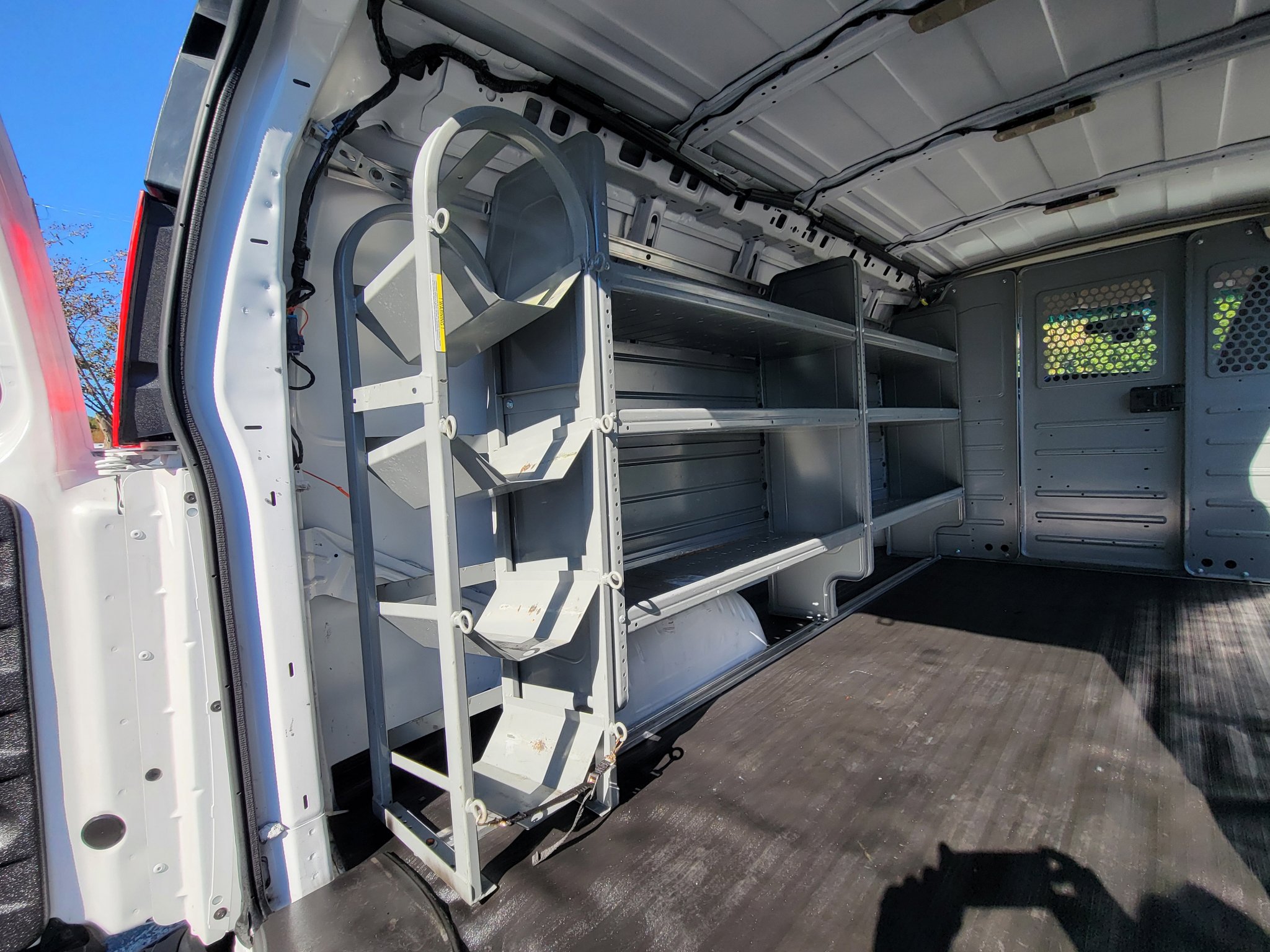 Used 2018 Chevrolet Express 2500 w/ Enhanced Convenience Package image 26