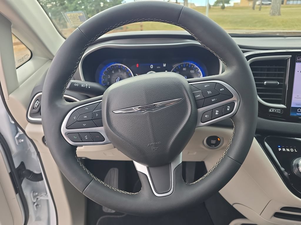 Used 2024 Chrysler Pacifica Touring-L FWD image 15
