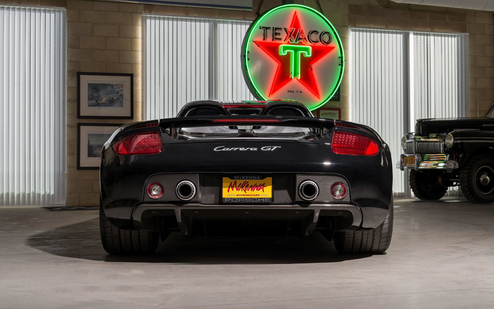 Used 2005 Porsche Carrera GT RWD image 4